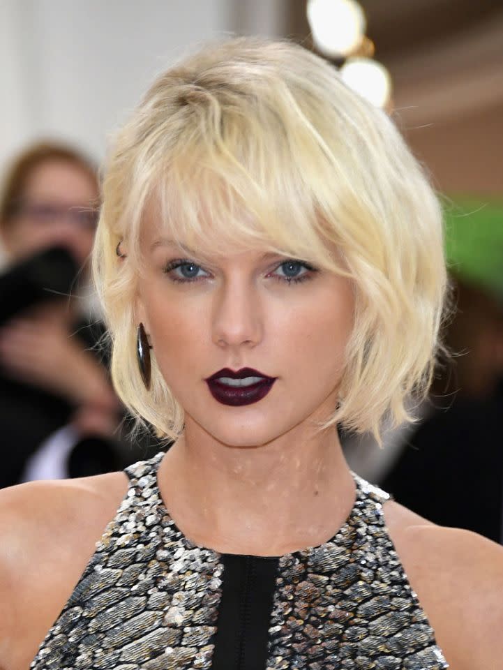 <p>Taylor Swift paired an intense lip with bronzed skin.(Photo: Getty) </p>