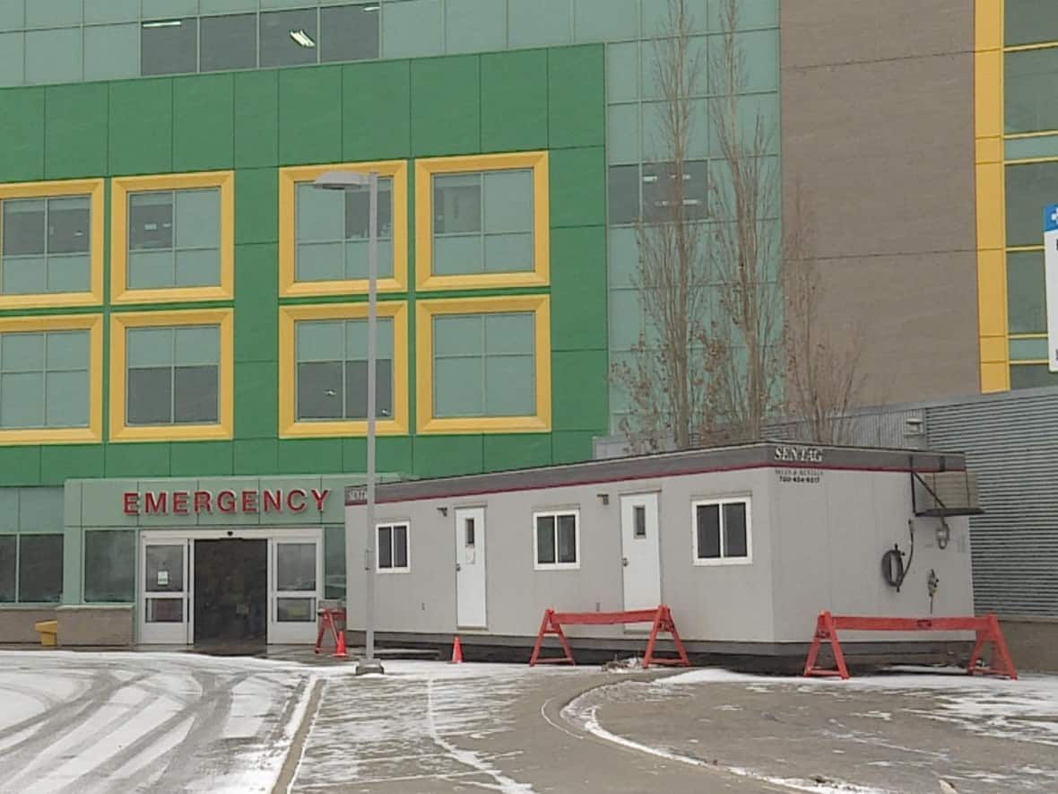 A trailer has been set up outside the Alberta Children's Hospital emergency department to provide additional space to cope with an influx of visits, AHS said. (Nick Brizuela/Radio Canada - image credit)