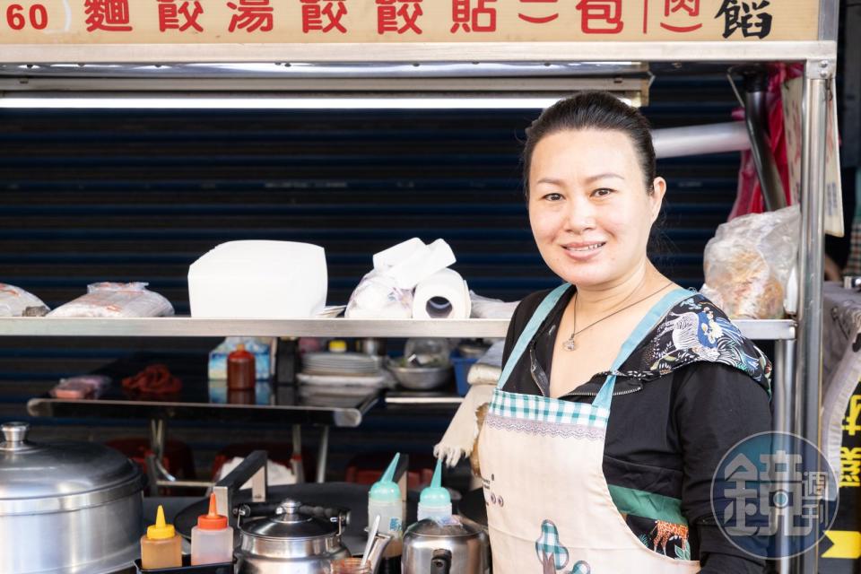 老闆娘周麗鳳熱情奔放，堅持用更貴的黑豬肉，把餃子包得大顆，就是想讓客人吃得飽足滿意。