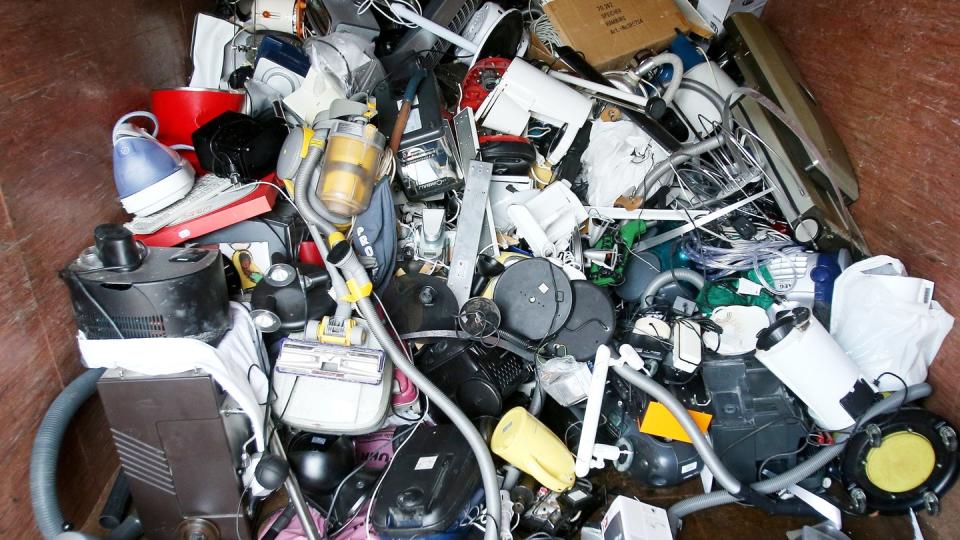 Ausrangierte Haushaltsgeräte und andere Elektrogeräte in einem Sammelbehälter für Elektroschrott. Foto: Christian Charisius