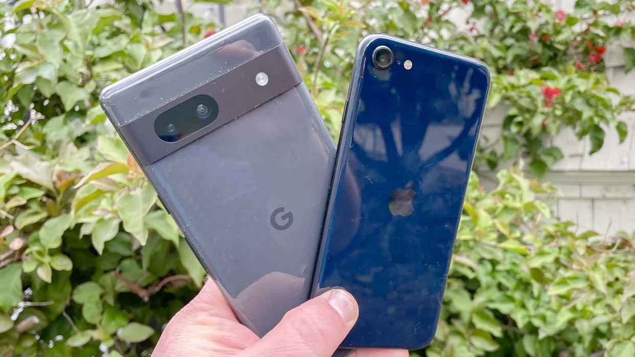  Google Pixel 7a vs. iPHone SE 