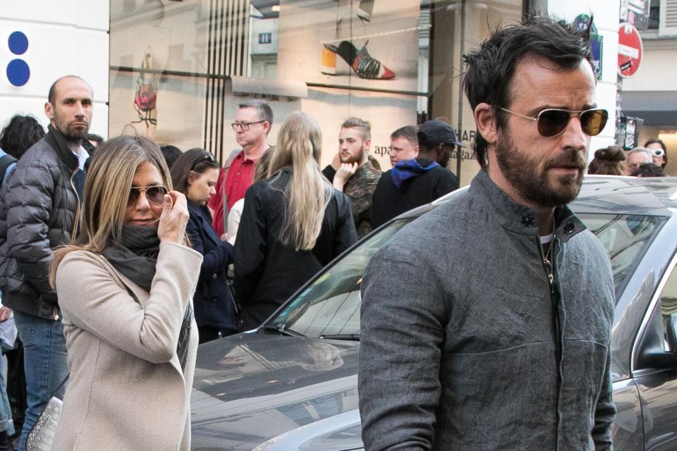 PARIS, FRANCE - APRIL 14:  (L-R) Jennifer Aniston and husband Justin Theroux are seen leaving the 'Colette' store on April 14, 2017 in Paris, France.  (Photo by Marc Piasecki/GC Images)