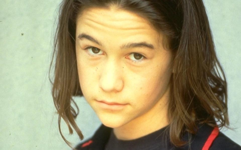 <p>Auch Joseph Gordon-Levitt hat mal klein angefangen - so sah er 1996 aus, als er mit 15 Jahren in "Hinterm Mond gleich links" mitspielte. Sein Spielfilmdebüt feierte er bereits 1992 in "Aus der Mitte entspringt ein Fluß". (Bild: Linda Vanoff/Getty Images)</p> 