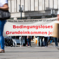 Ein bedingungsloses Grundeinkommen ist nur durch kräftige Steuererhöhungen finanzierbar, ist das Ergebnis einer neuen Studie.