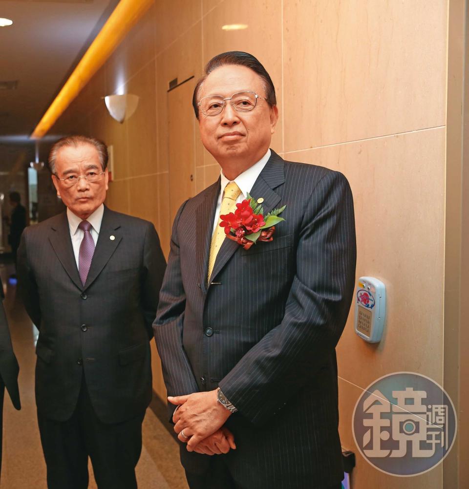 高鐵總經理鄭光遠（左）在會議上稱郭倍宏為「弟弟」，還頻頻幫宏昇緩頰，被批有失業主身分。右為高鐵董事長江耀宗。