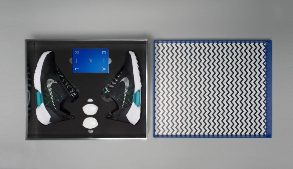 The Nike HyperAdapt 1.0 and packaging