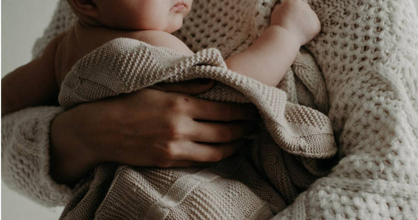 一名俄羅斯的狠心媽媽將剛出生不久的小男嬰，以3千英鎊賣出，為了支付她的隆鼻費用。（示意圖／pexels）