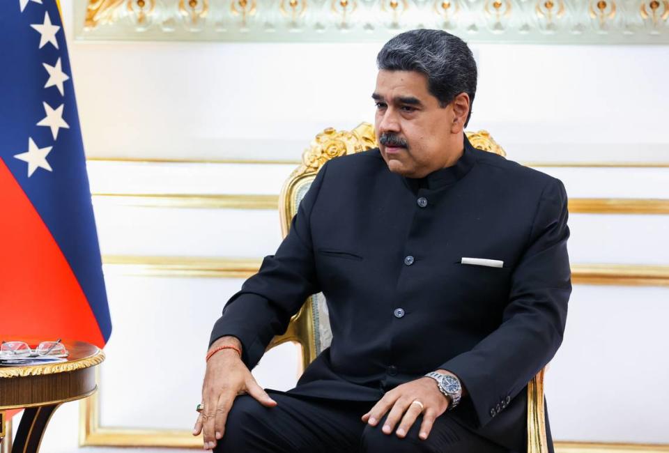 El gobernante de Venezuela, Nicolás Maduro, aspira a llegar a los 18 años en el poder, lo que superaría los 14 años de gobierno de Hugo Chávez. En la foto, Maduro recibe al ministro de relaciones exteriores de Rusia, Sergei Lavrov (no sale en la imagen), el 20 de febrero de 2024, en Caracas.