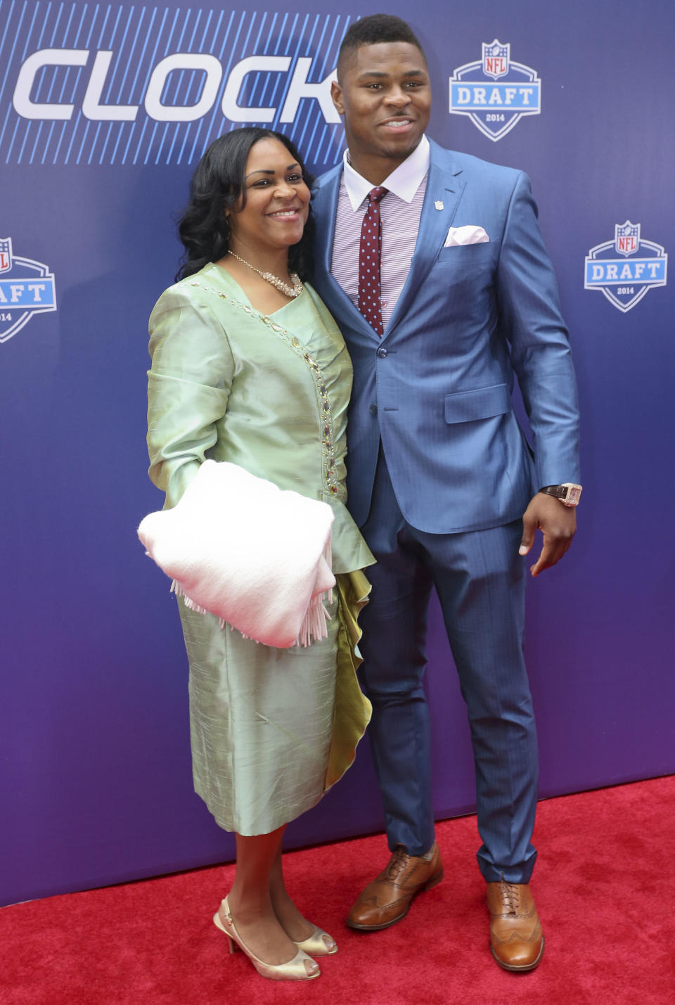 Buffalo linebacker Khalil Mack, right, poses for photos with his mother, Yolanda Mack, on the red carpet upon arriving for the first round of the 2014 NFL Draft, Thursday, May 8, 2014, in New York. (AP Photo/Craig Ruttle)