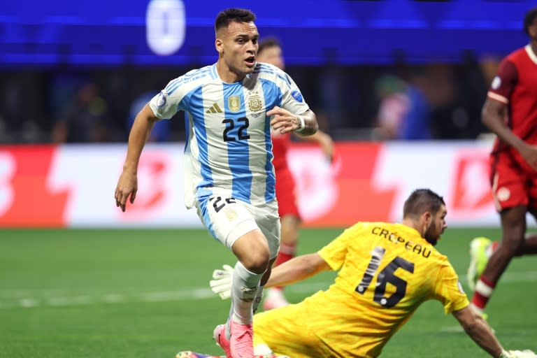 Lautaro Martínez (22) marca el segundo tanto de Argentina en la victoria sobre Canadá en la apertura de la Copa América-2024 el 20 de julio de 2024 en Atlanta, Georgia (CHARLY TRIBALLEAU)