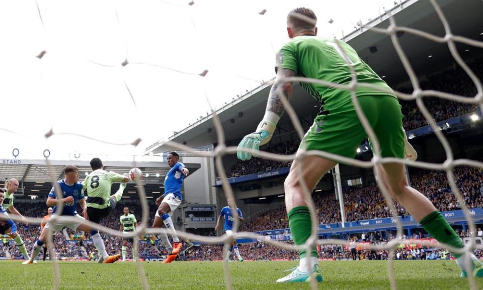 Ilkay Gündogan hooks the ball past Jordan Pickford at Goodison Park.