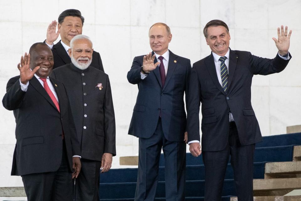 2019年11月14日，巴西舉辦金磚五國峰會，時任巴西總統波索納洛（前排右起）、俄國總統普丁、印度總理莫迪、南非總統拉瑪佛沙、中國國家主席習近平（後）合影。美聯社