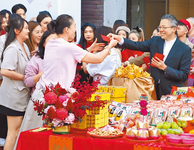 伊林娛樂董事長蔡紹中（右）21日發開工紅包，現場熱鬧滾滾。（陳俊吉攝）