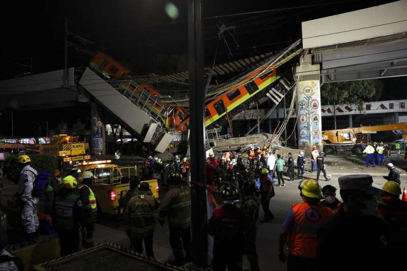 墨西哥城捷運的12號線高架軌道發生坍塌，造成至少23死65傷的慘劇。（美聯社）