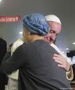 <p>Al Papa Francisco le tocó escuchar los dos campanazos que anuncian, como es costumbre del hospital, la curación o alta de un niño con cáncer. Ahí el sumo Pontífice estuvo conmovido entre los niños enfermos y agradeció al personal no solo su trabajo sino su "cariñoterapia". Tras contarles a más de 40 niños la historia de Jesús y Simeón en el templo, dijo que como a él, le dieron ganas de dar gracias y de bendecir. </p>