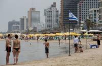 <p>Am Gedenktag für gefallene israelische Soldaten halten Strandbesucher in Tel Aviv nach einem Sirenensignal für zwei Minuten inne. (Bild: Reuters) </p>