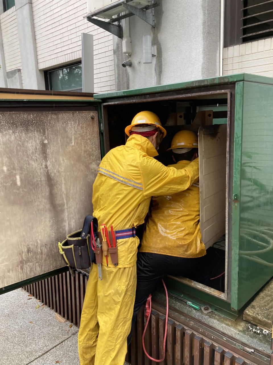 台電台南區營業處證實，台南東區忠孝配電變電所23日下午發生電力熔絲座設備不良，造成南區大同路2段、中華南路1段及水交社路一帶共4550戶人家停電，目前已派員緊急搶修中。
（台電提供）