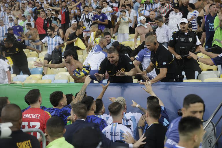 Los jugadores de Argentina reaccionan ante la policía brasileña