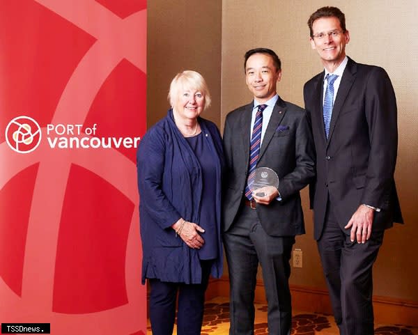 陽明海運加拿大代表陸振雲總經理（中）、溫哥華港務局Chairlady Judy Rogers（左）、President & CEO―Robin Silvester（右）。（圖：陽明海運提供）