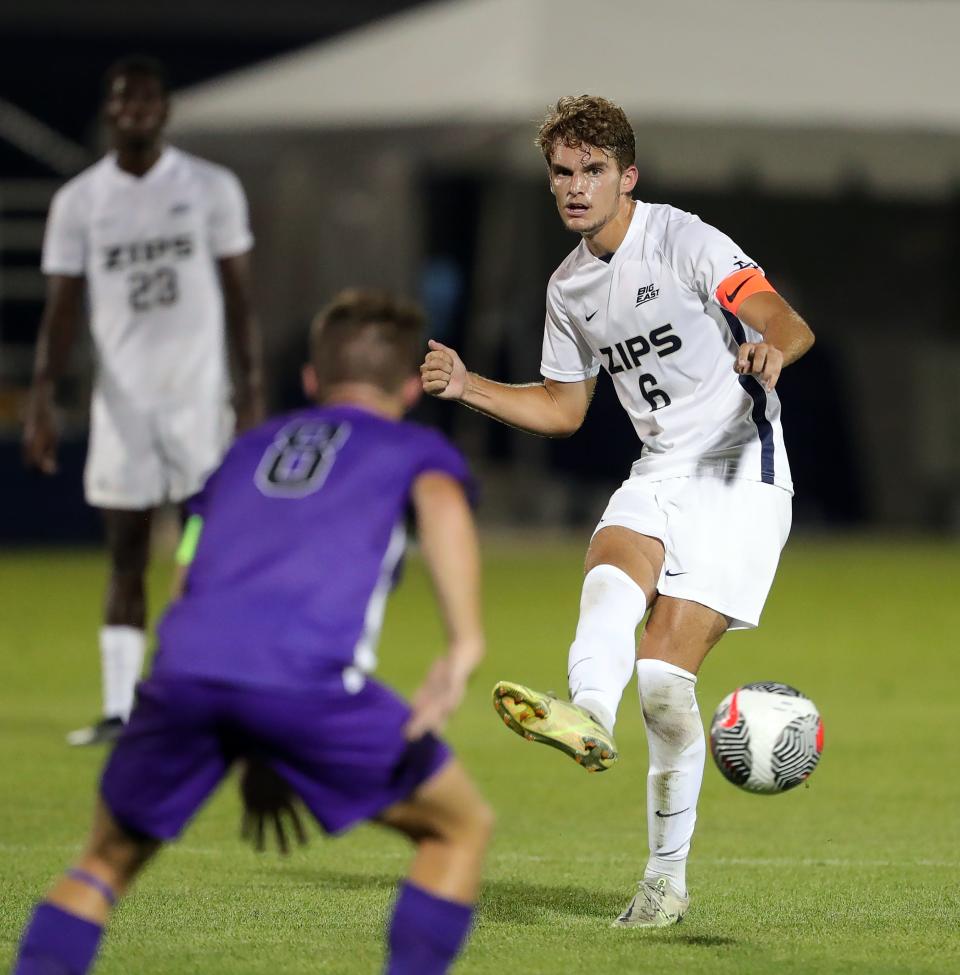 Akron's Sam Tojaga, right, makes a pass against Niagara during the second half Thursday in Akron.