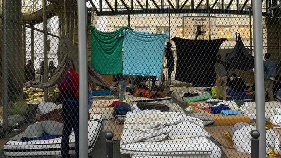 Personas sin hogar duermen en viejos colchones y cartones bajo la estación de metro de Stalingrado, en el noreste de París. (Foto: Dalal Mawad/CNN).