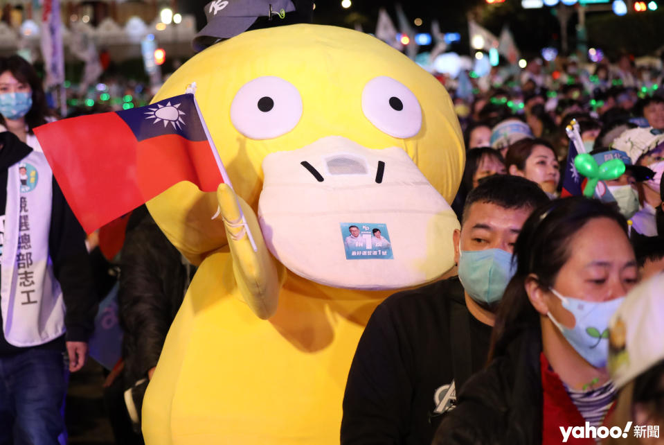 台灣網民曾認為柯文哲外貌與寵物小精靈中的傻鴨（台稱可達鴨）相似，有支持者打扮成傻鴨參與造勢晚會。
