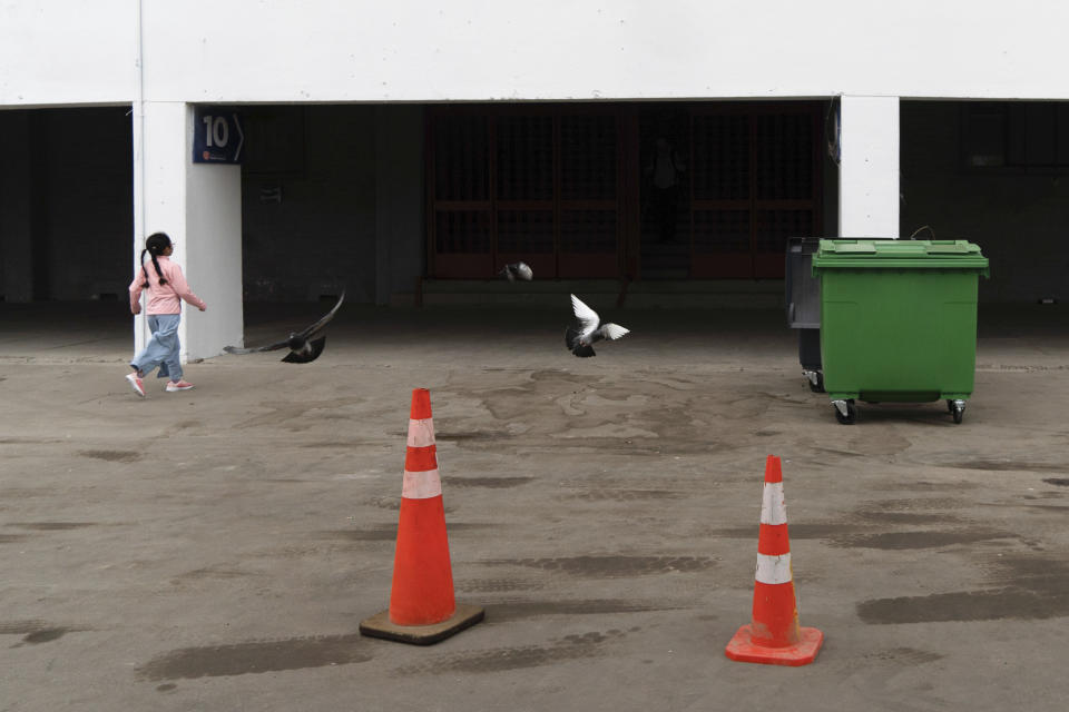 Una niña corre afuera del Estadio Nacional durante los Juegos Panamericanos en Santiago, Chile, el sábado 21 de octubre de 2023. (AP Foto/Matías Basualdo)