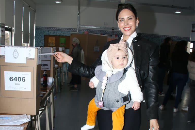Barby Franco votó acompañada por la pequeña Sarah