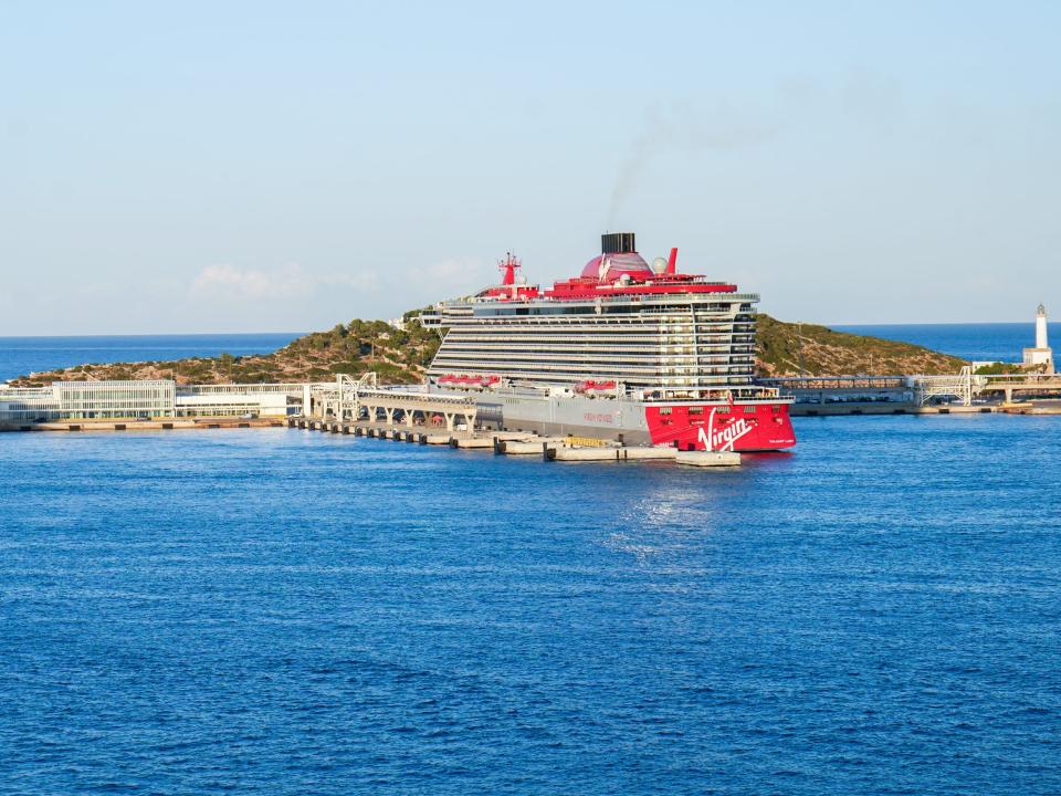 Die Valiant Lady liegt in Ibiza vor Anker. - Copyright: Joey Hadden/Insider