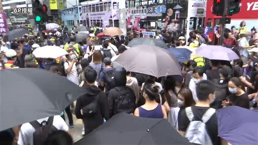 香港民眾上街反對「國歌法」及「港版國安法」。（圖／AP影音授權）
