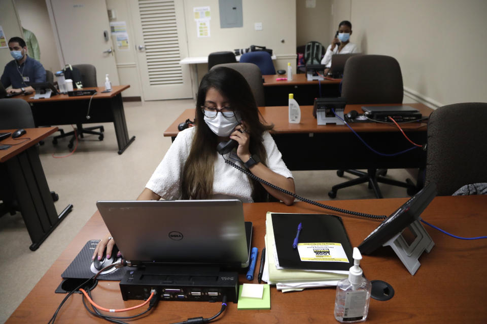 En esta imagen de archivo, tomada el 13 de mayo de 2020, María Fernanda trabaja en el seguimiento de contactos en el Departamento de Salud del condado de Miami-Dade durante la pandemia del coronavirus, en Doral, Florida. Estado tras estado, los departamentos de salud pública se encargan del trabajo de rastrear a los contactos de los pacientes de coronavirus no tienen el personal necesario para realizar la labor. (AP Foto/Lynne Sladky)