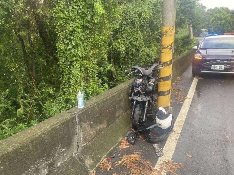 又是酒駕！警方說這麼窄酒駕居然想穿過釀2人受傷悲劇。（圖：警方提供）