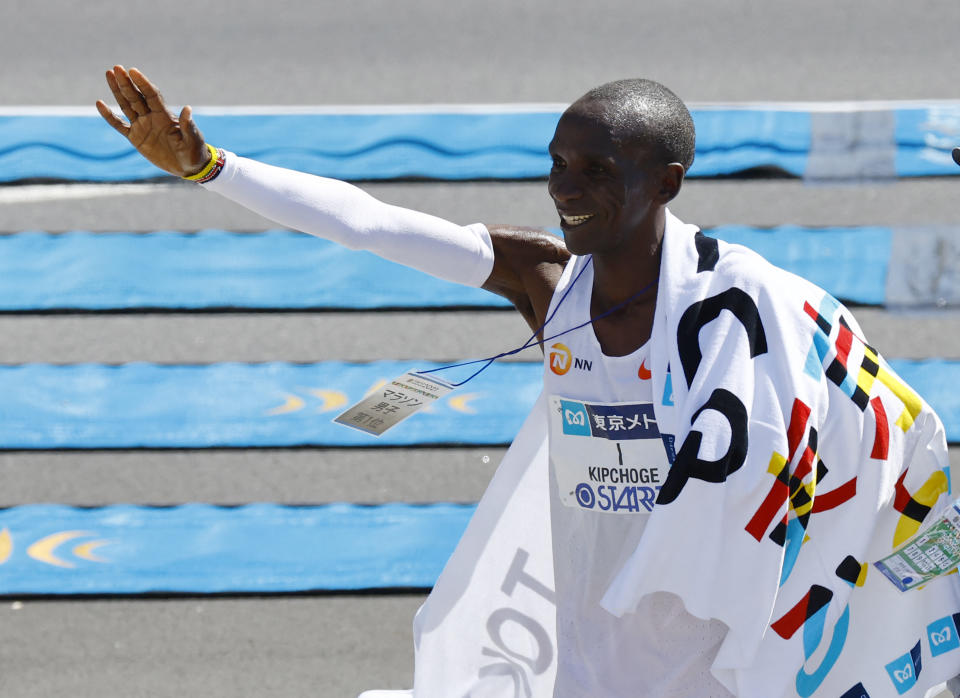 Eliud Kipchoge de Kenia celebra después de ganar en la carrera de élite masculina en el Maratón de Tokio 2021 en Tokio el 6 de marzo de 2022. (Foto: KIM KYUNG-HOON/POOL/AFP a través de Getty Imágenes)