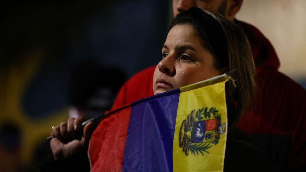 Exiliados y residentes venezolanos en Argentina salieron a las calles en protesta, luego de celebrar una votación pacífica, acusando que las recientes elecciones en Venezuela fueron manipuladas.