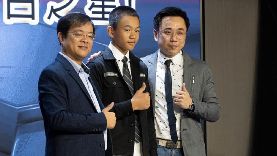 小彬彬（圖右）晉升8千萬影視娛樂公司CEO。（圖／翻攝自呂原富臉書）