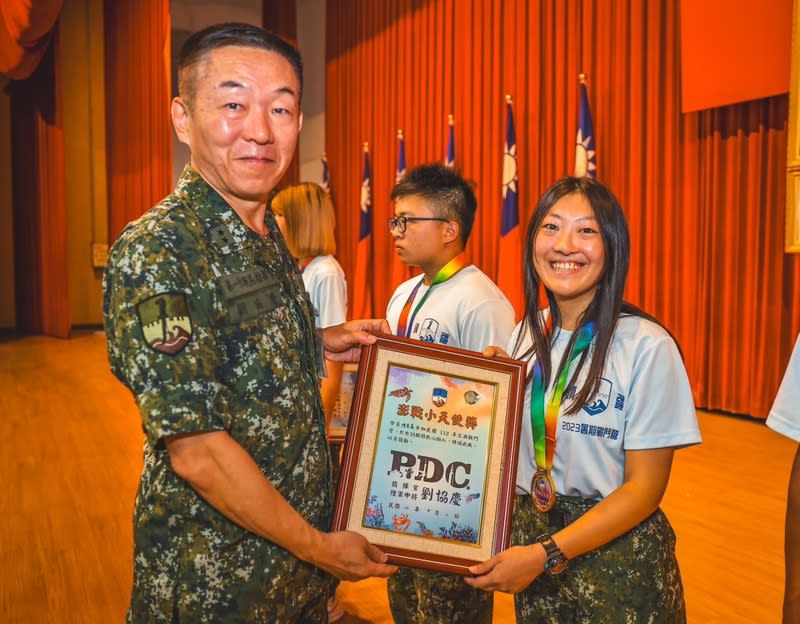 澎防部指揮官頒發暑期戰鬥營結訓證書及績優獎項 陸軍澎湖防衛指揮部指揮官劉協慶（左）11日頒發暑 期戰鬥營的「結訓證書」及戰鬥營績優獎項給學員， 感謝學員們在戰鬥營中熱情參與。 （陸軍澎湖防衛指揮部提供） 中央社  112年8月11日 