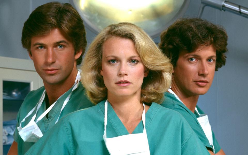 <p>Zu Beginn seiner Karriere spielte Alec Baldwin in gleich zwei Ärzte-Soaps mit, von 1980 bis 1982 in "The Doctors", danach in der kurzlebigen Serie "Cutter to Houston" (Bild, links, mit Shelley Hack und Jim Metzler), die 1983 nur neun Folgen lang im US-Fernsehen lief. (Bild: CBS Photo Archive/Getty Images)</p> 