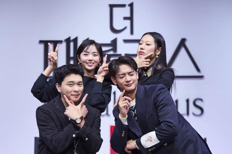 《閃耀國度》以韓國時尚產業為背景，主演崔珉豪（右下）、蔡秀彬（左上）、朴熙貞（右上）和李相喜四人四色非常有默契。（Netflix提供）