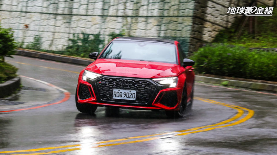 RS 3 Sportback透過加寬前輪距以及配備更寬的前輪胎寬讓前軸更為穩定。(攝影/ 陳奕宏)