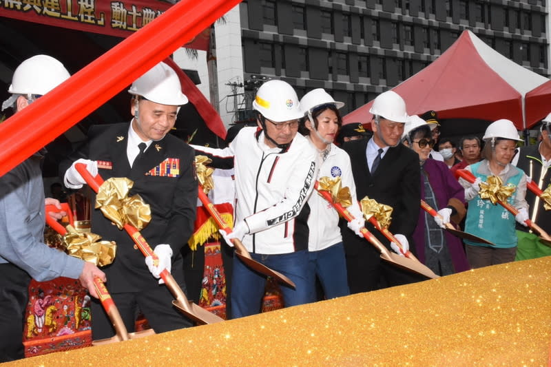 新北汐止消防分隊新建工程動土 新北市消防局特搜大隊、第六大隊、汐止分隊暨市民 活動中心共構興建工程18日舉行動土典禮，市長侯友 宜（左2）、消防局長李清安（左）出席。 （新北消防局提供） 中央社記者黃旭昇新北傳真  113年4月18日 