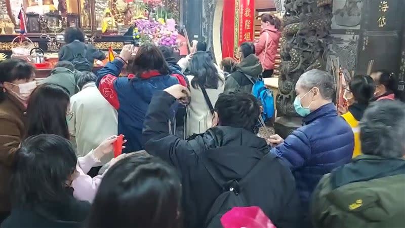 信眾到廟裡上香過爐，祈求平安。（圖／翻攝畫面）