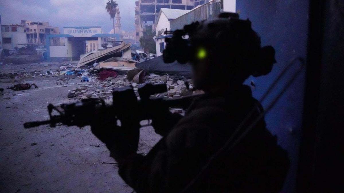 Израелските военни убиват терористи на Хамас, откриват „значителни“ оръжия и активи в централата на UNRWA