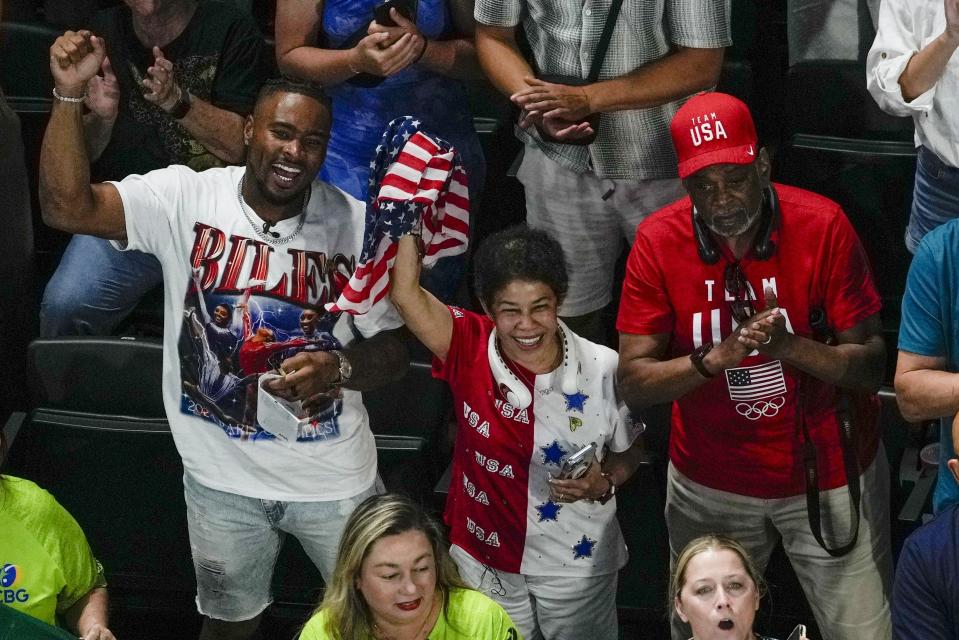 El esposo de Simone Biles, Jonathon Owens, junto a su madre y su padre, Ron y Nellie Biles, celebran durante la final de equipos femeninos de gimnasia artística en los Juegos Olímpicos de verano de 2024, el martes 30 de julio de 2024, en París, Francia. (Foto AP/Morry Gash)