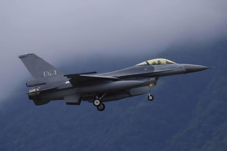 我駐美F-16戰機返台升級在夏威夷機場遇「犁田」意外，其中6架下午已飛抵花蓮基地。(讀者提供)
