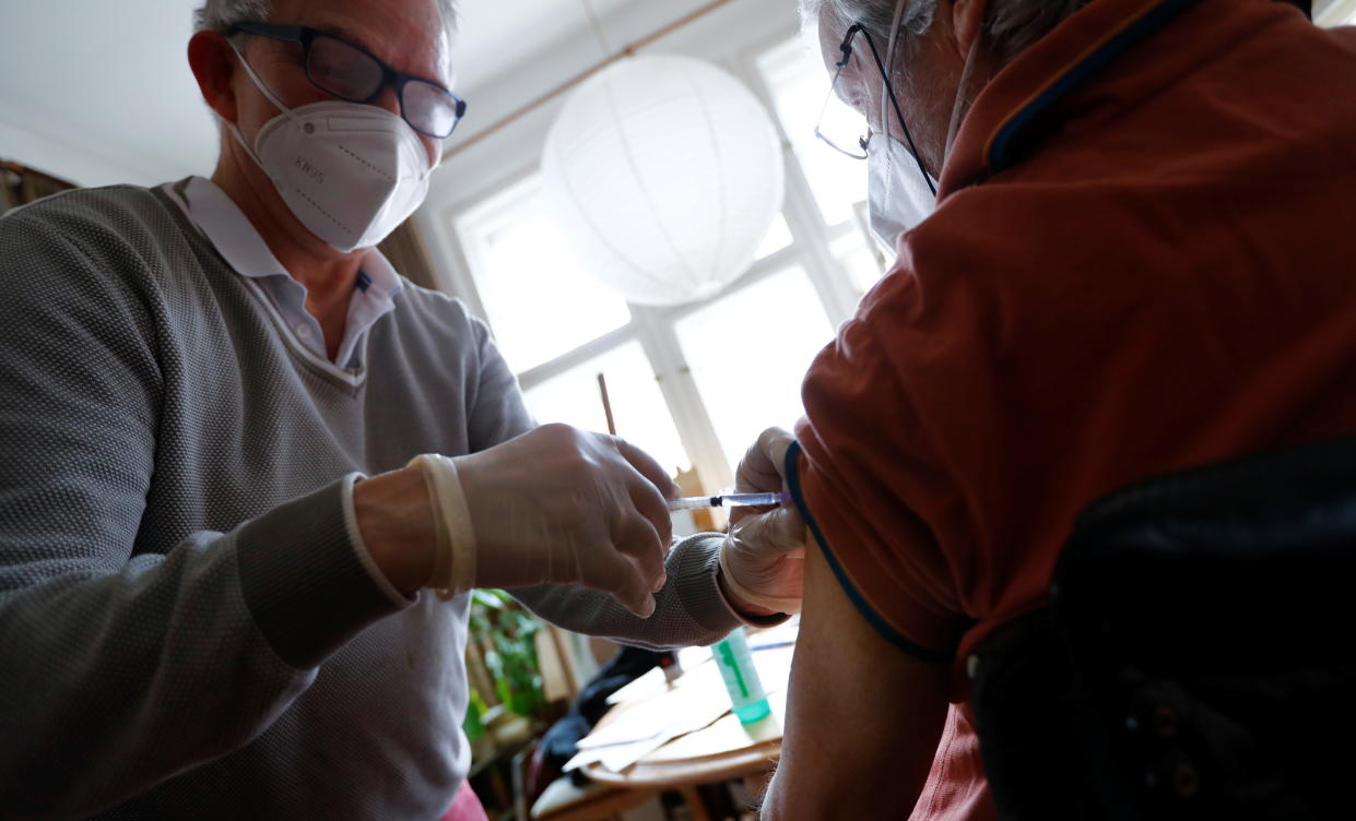 Ein Arzt verabreicht den Astrazeneca-Impfstoff bei einem Hausbesuch (Bild: REUTERS/Fabrizio Bensch)