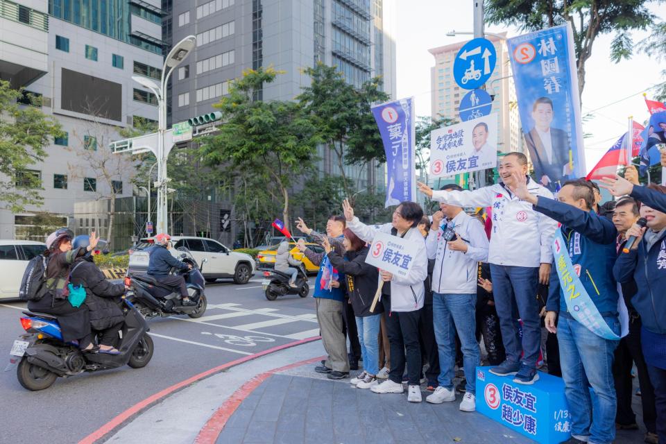 ▼侯友宜陣營，今（2日）同步站在全台1139個路口拉選票（圖／翻攝自侯友宜臉書）