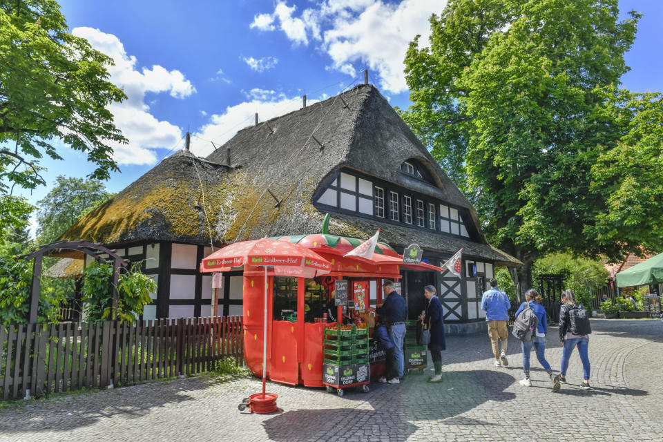 Ein Karls Verkaufshäuschen an der Berliner U-Bahn Station Dahlem-Dorf. - Copyright: picture alliance / Bildagentur-online/Schoening | Bildagentur-online/Schoening