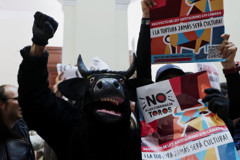 FOTO DE ARCHIVO. Activistas protestan contra las corridas de toros durante un debate en el Congreso de Colombia, en Bogotá