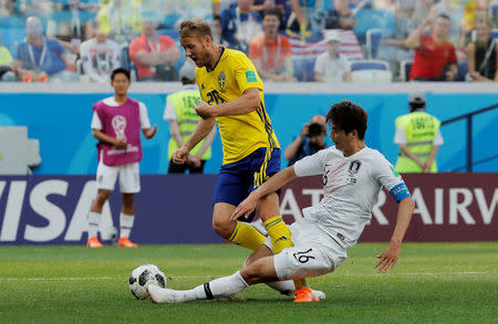 Soccer Football - World Cup - Group F - Sweden vs South Korea - Nizhny Novgorod Stadium, Nizhny Novgorod, Russia - June 18, 2018 Sweden's Ola Toivonen in action with South Korea's Ki Sung-yueng REUTERS/Carlos Barria