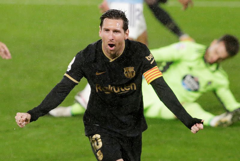 Lionel Messi celebra tras anotar el segundo gol del FC Barcelona en la victoria 3-0 sobre Celta de Vigo por la Liga española de fútbol, en el Estadio de Balaídos, en Vigo, España